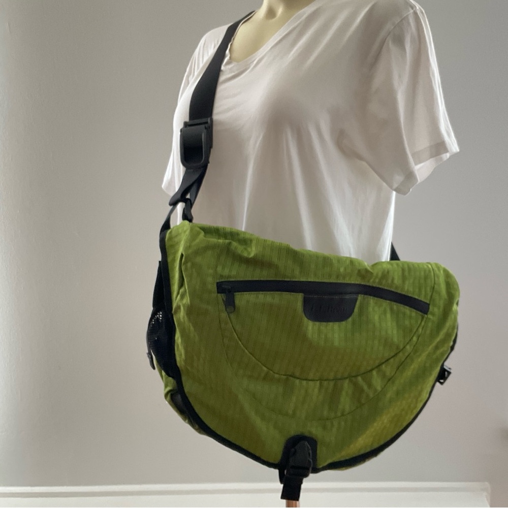 L.L. Bean Green Commuter Messenger Laptop Crossbody Bag with Black Accents